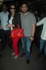 Shilpa Shetty, Raj Kundra snapped at International Airport, Mumbai on 27th Aug 2011 (21).JPG